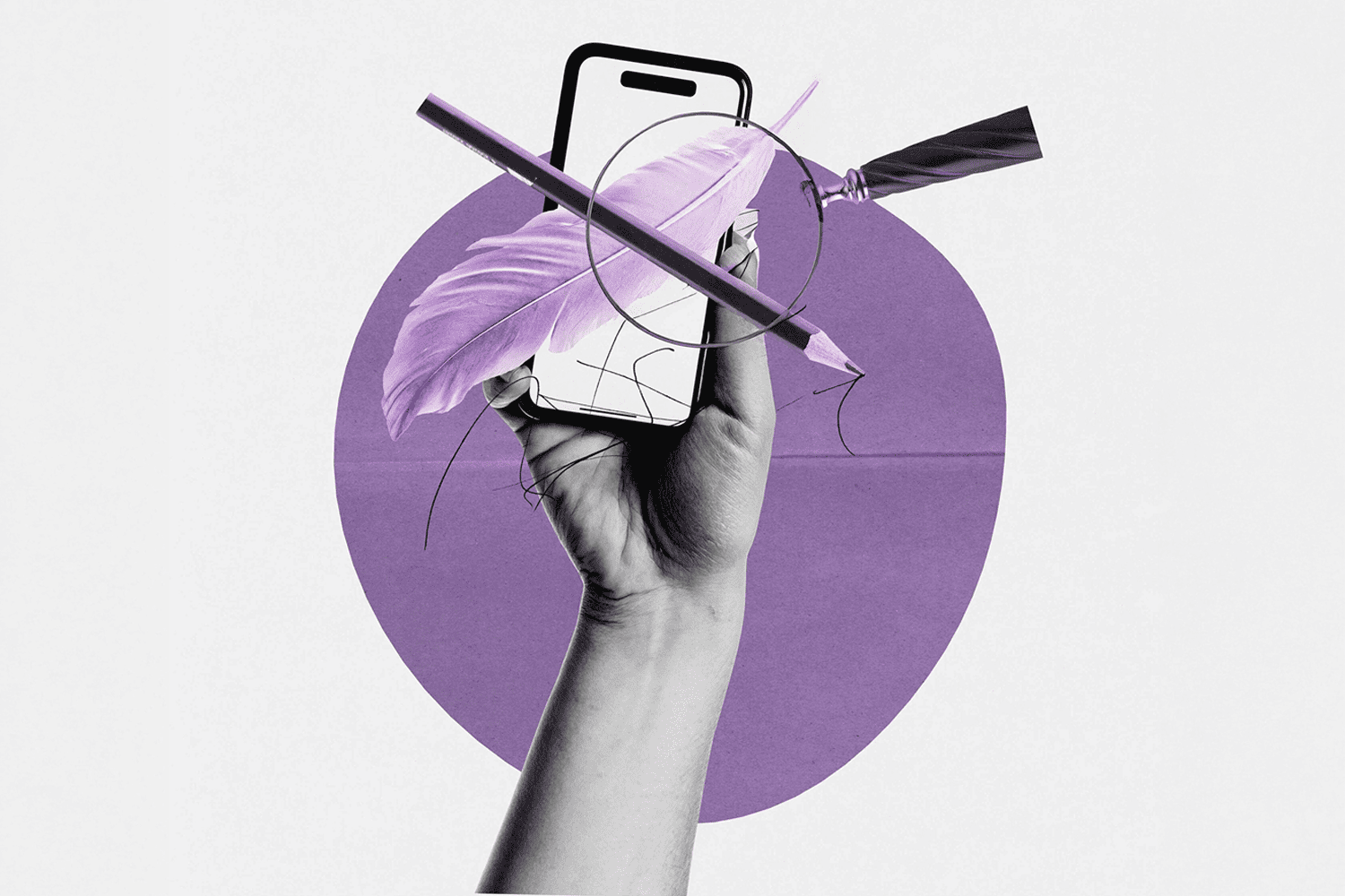 Mano che tiene un telefono e una piuma simbolo dell'attività di blogging