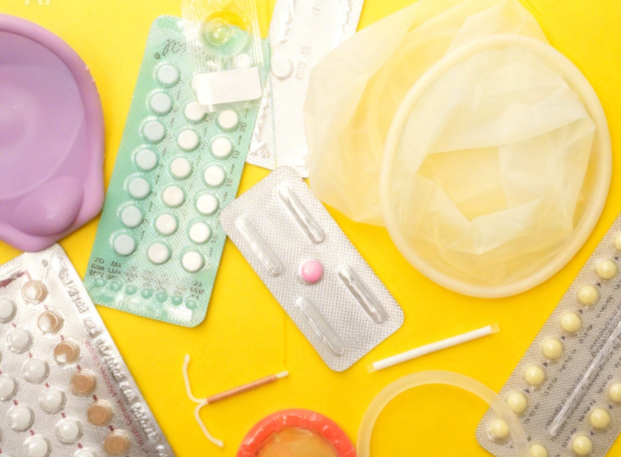 immagini di contraccettivi su sfondo giallo.