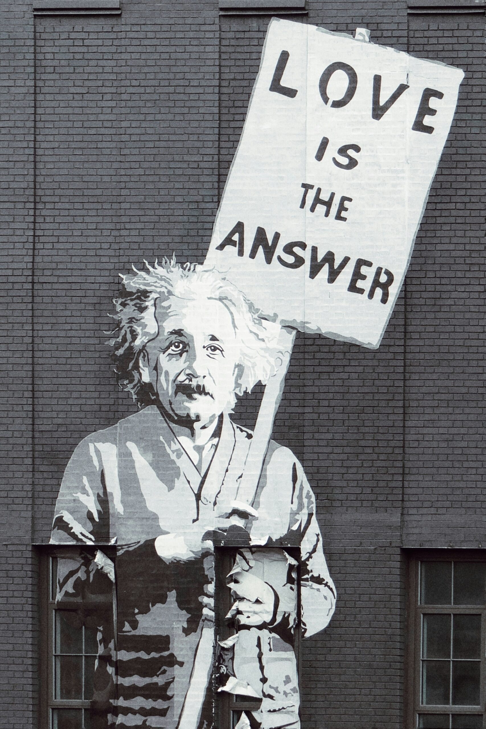 immagine B/N murales albert einstein cartello con scritta love is the answer