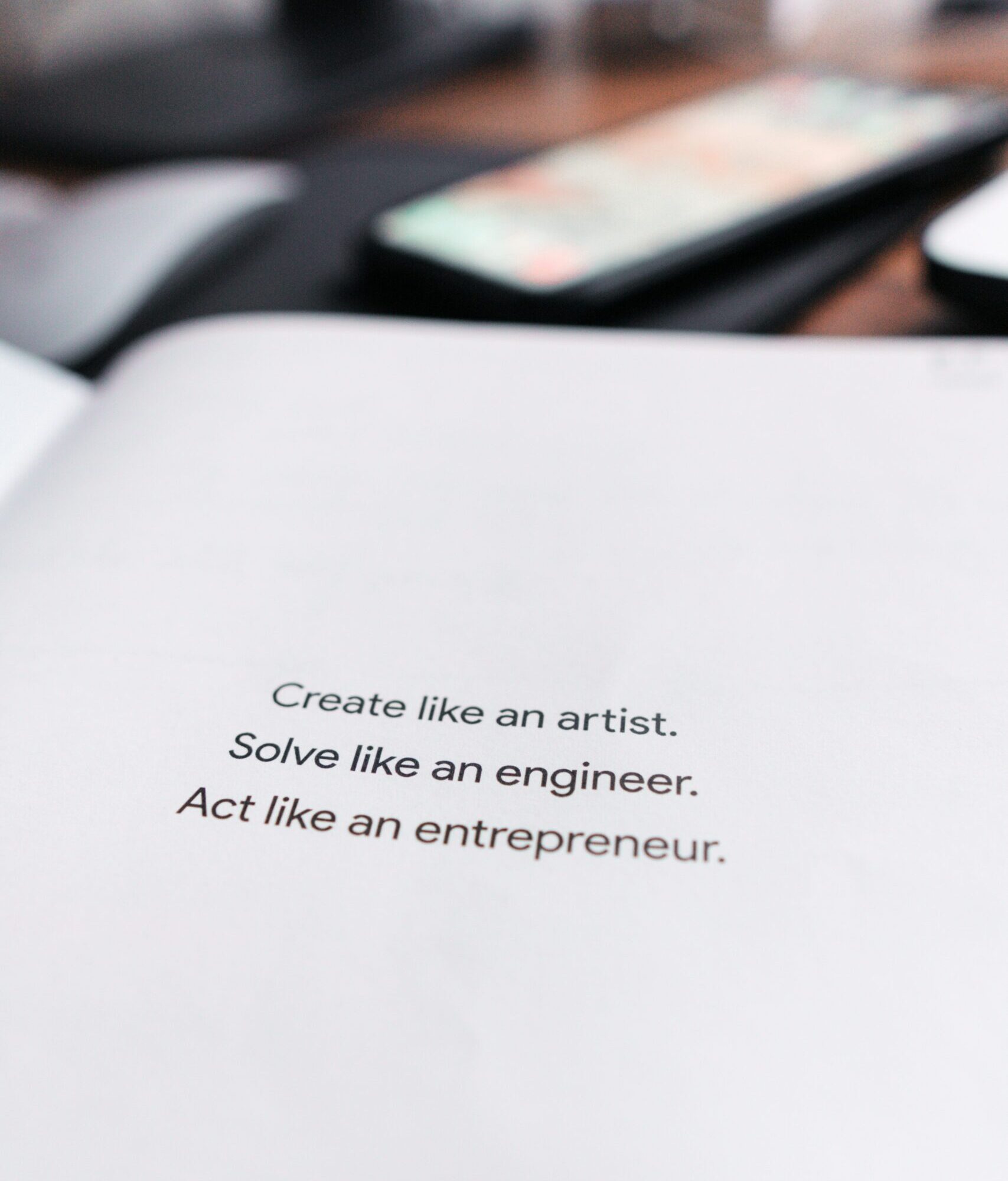 immagine di un libro con una frase motivazionale