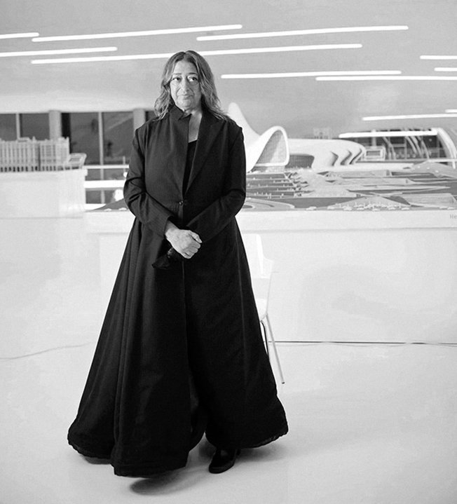 foto BN Zaha Hadid e modellini sue opere