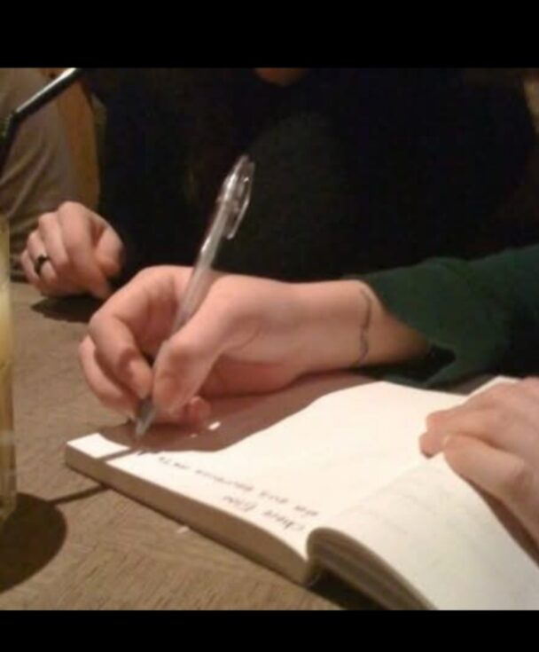 foto a colori di una mano che scrive