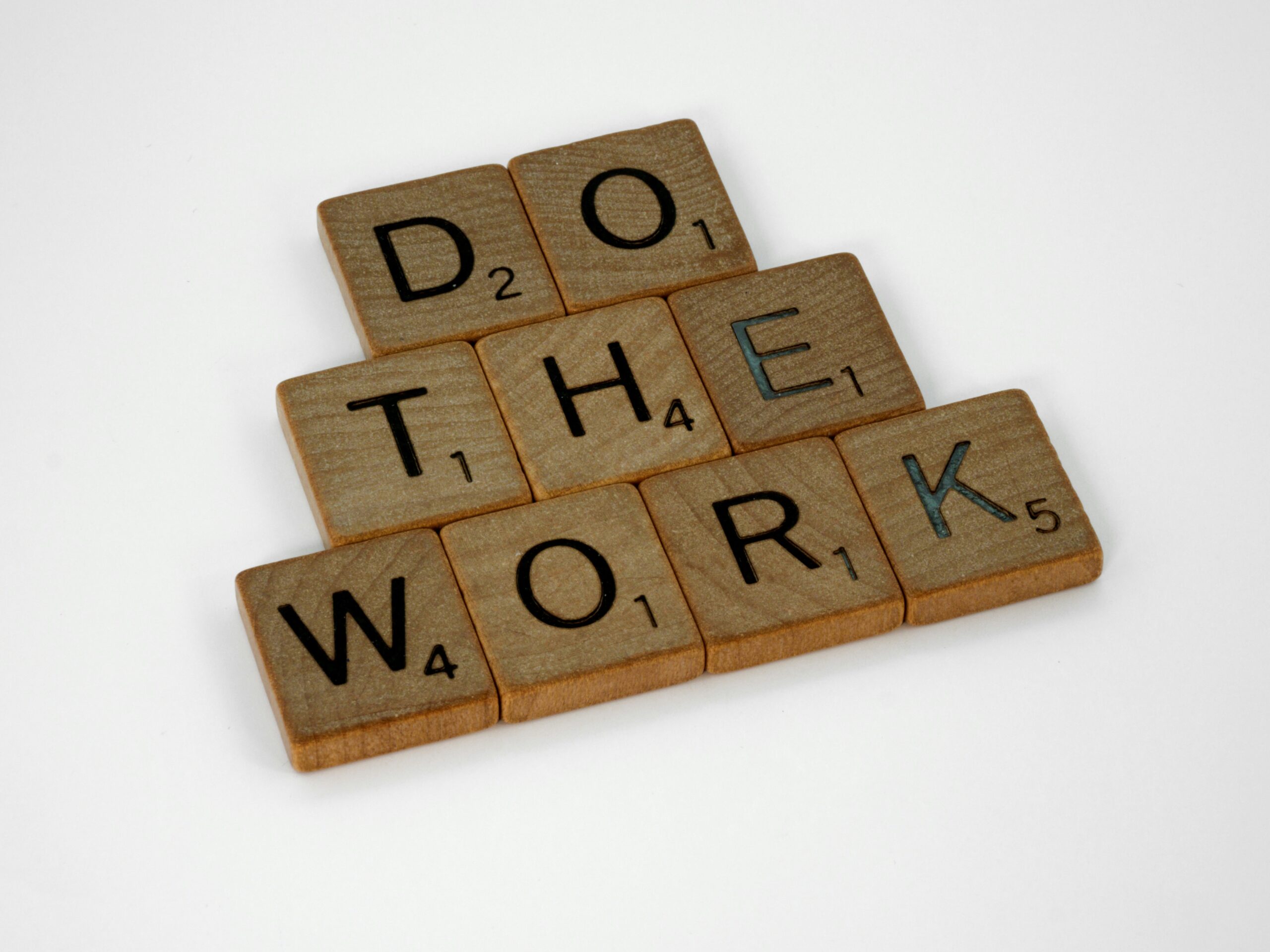 foto di tessere in legno con la scritta di the work