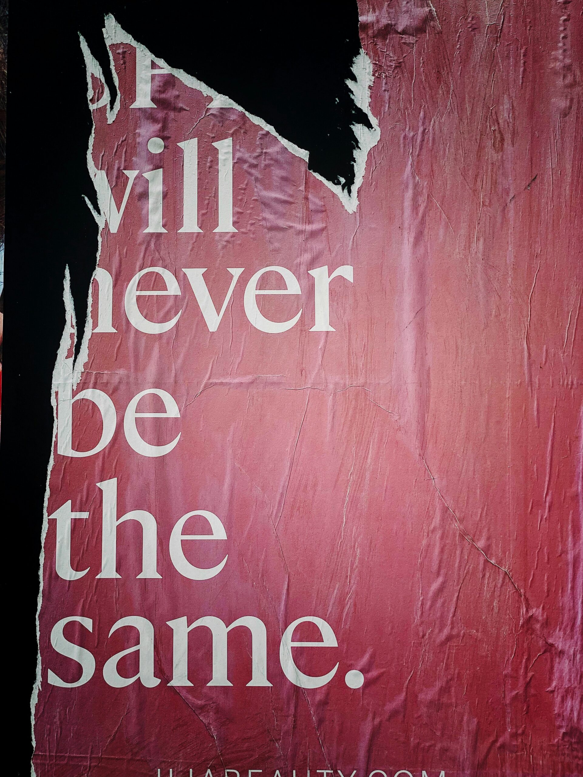 foto di un manifesto strappato con la scritta: will never be the same