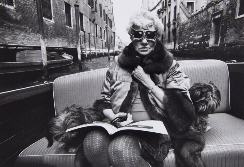 foto in BN di Peggy Guggenheim in gondola con i suoi cani